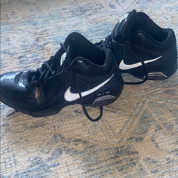 Basketball shoe/ gently worn - Picture 1 of 3